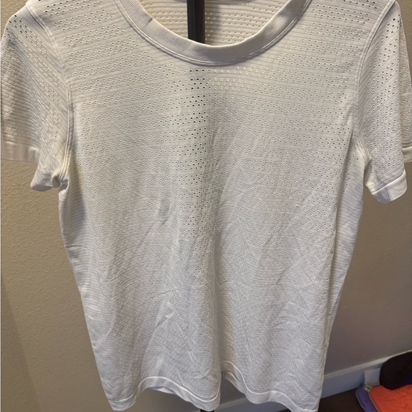 Lululemon Athletica White Textured Short Sleeve Tee - Picture 1 of 3